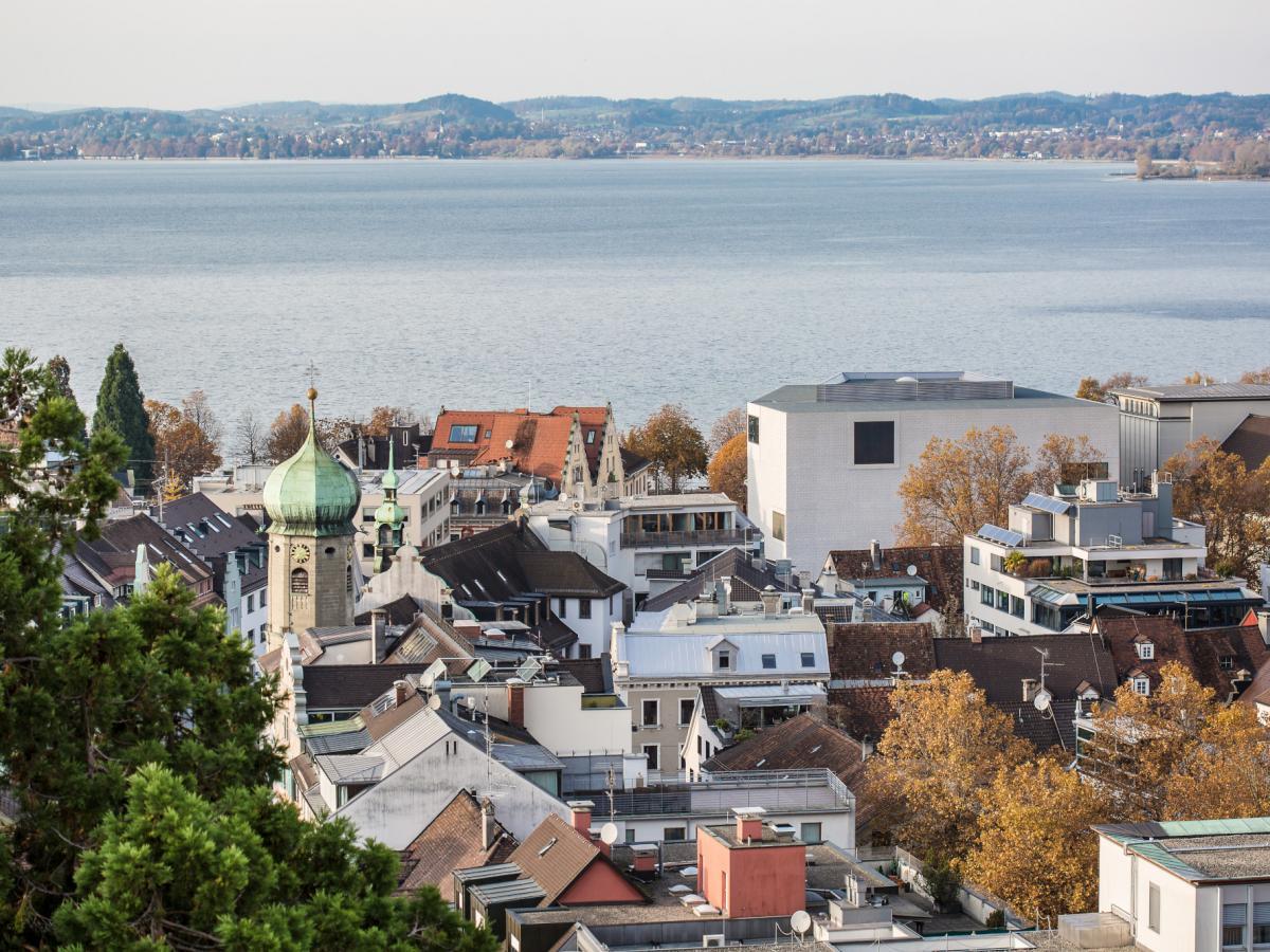 Bregenz Stadt von oben mit Blick auf den See